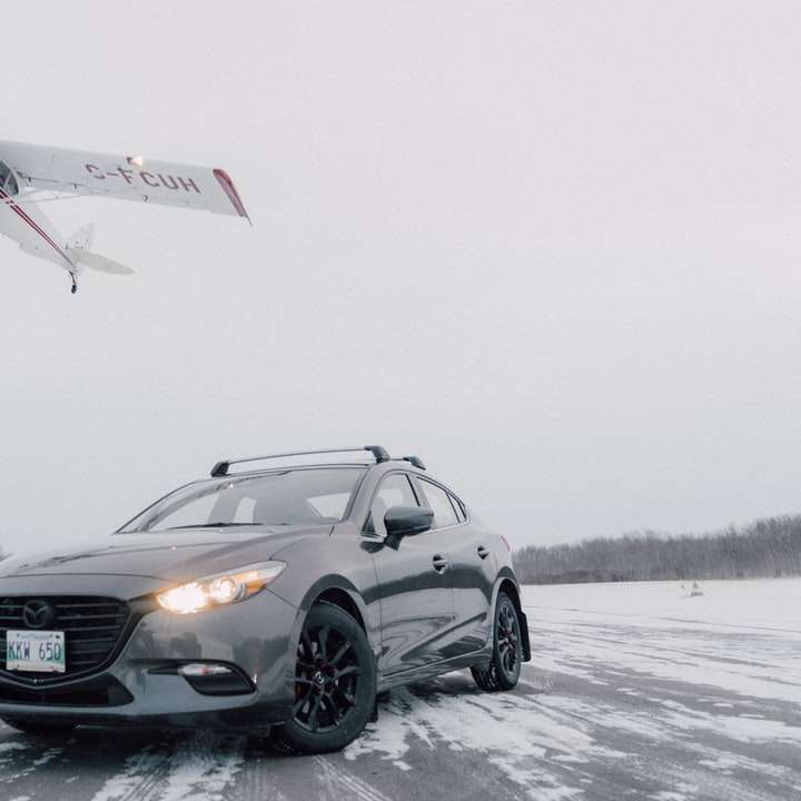 Mercedes benz clase c negro sobre suelo cubierto de nieve puzzle deslizante online