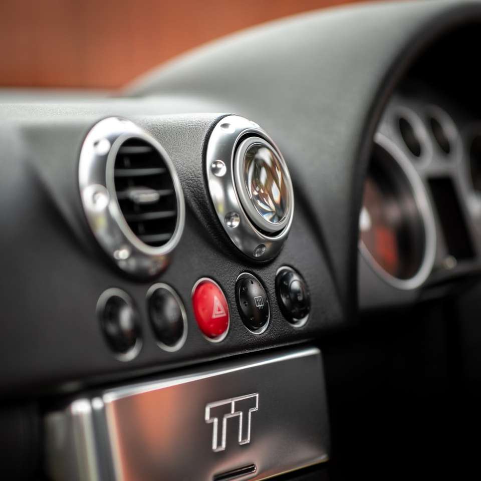 czarno-srebrny panel kontrolny samochodu puzzle online