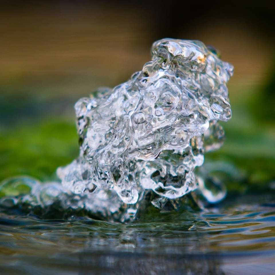 plusk wody na ciele wodnym puzzle przesuwne online