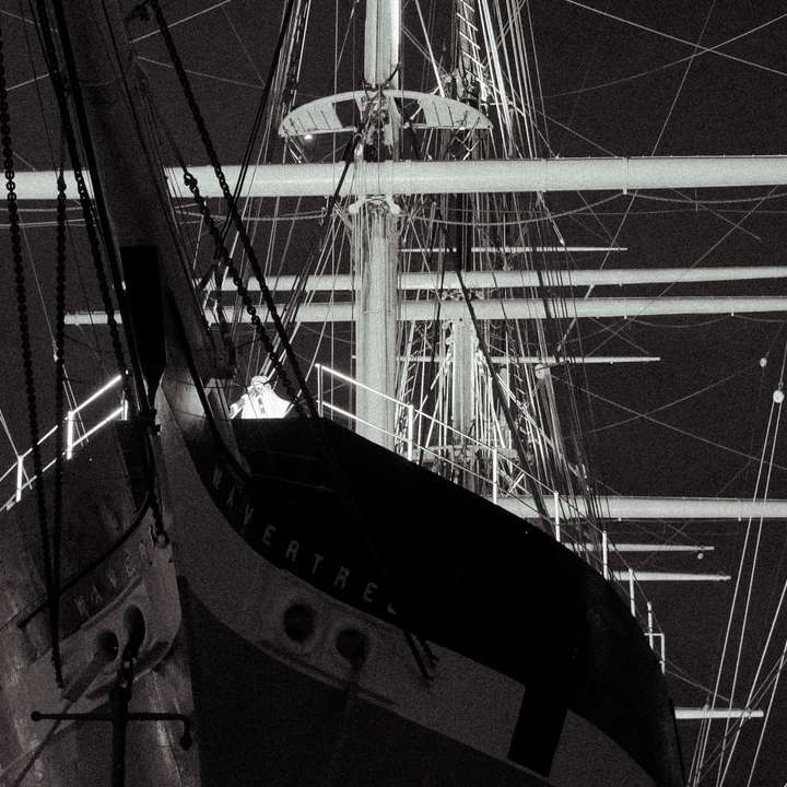navio preto e branco no mar durante o dia puzzle online