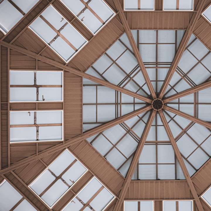 plafond en bois brun avec luminaire puzzle en ligne