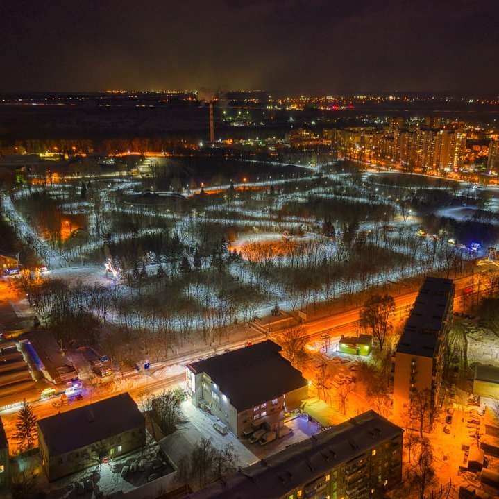 вид с воздуха на город в ночное время онлайн-пазл