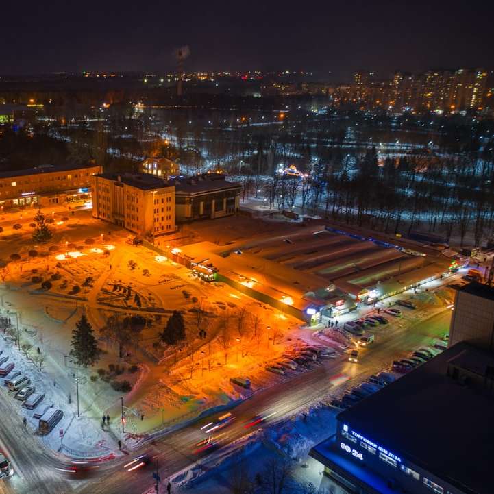 Luftaufnahme der Stadt während der Nachtzeit Schiebepuzzle online