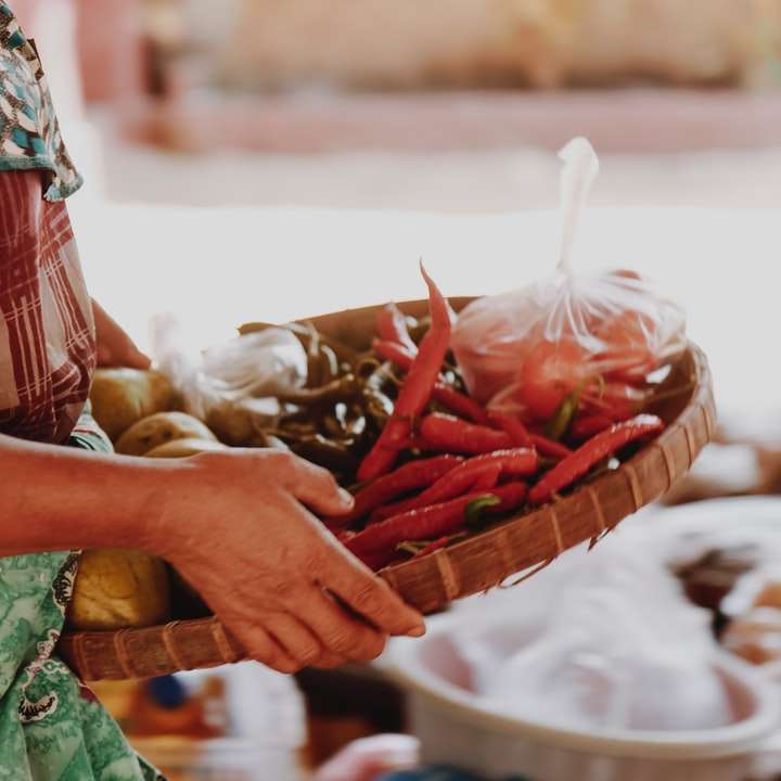 nő piros és fehér ruhában gazdaság piros chili online puzzle