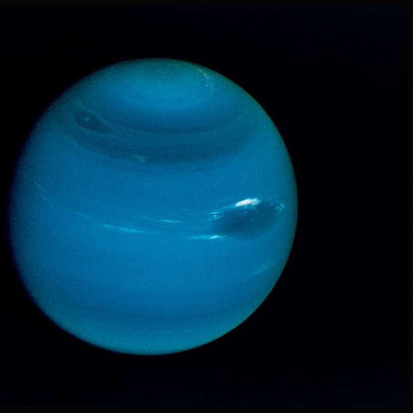 Neptun na černém pozadí online puzzle