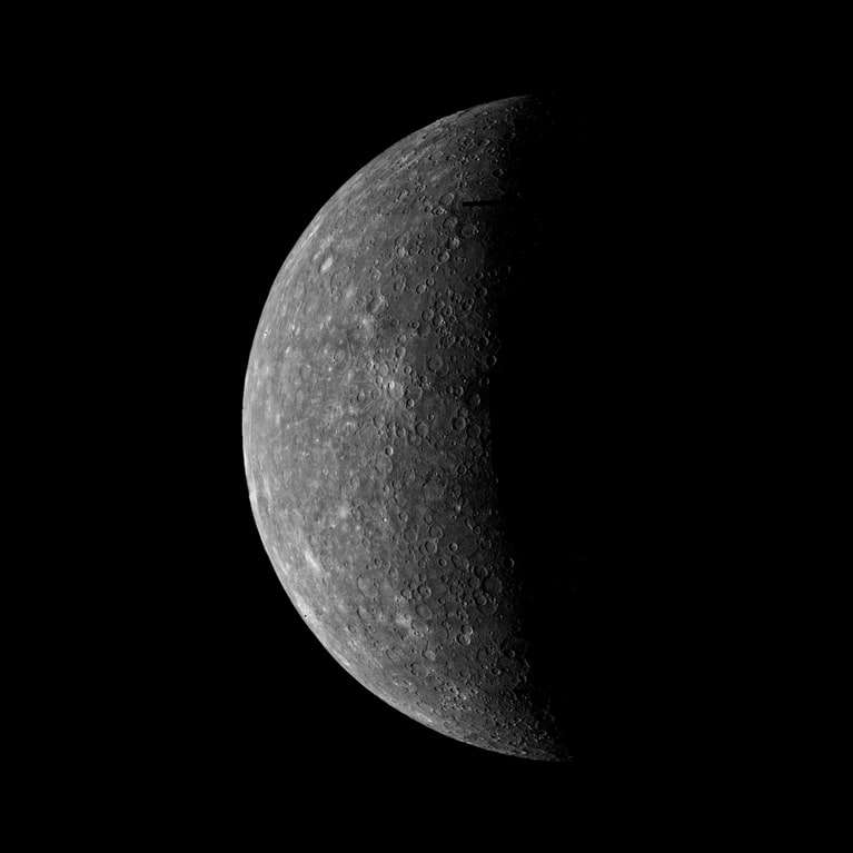Merkur auf einem schwarzen Hintergrund Online-Puzzle