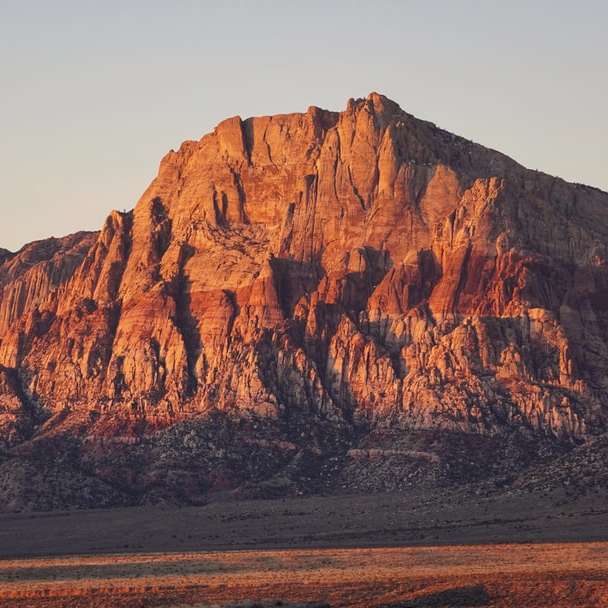 montagna rocciosa marrone sotto il cielo grigio durante il giorno puzzle scorrevole online