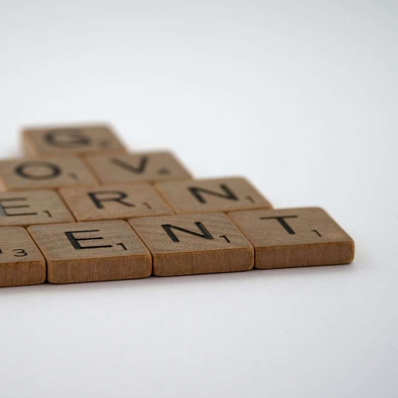 Blocs de bois marron sur table blanche puzzle en ligne