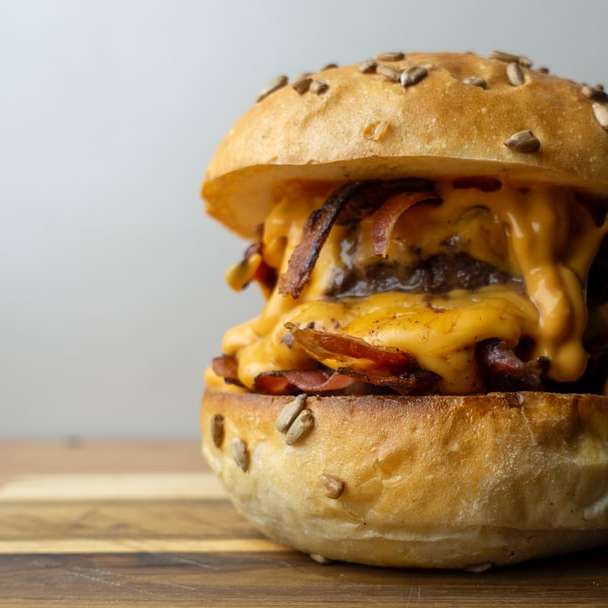 hambúrguer com queijo e alface puzzle deslizante online