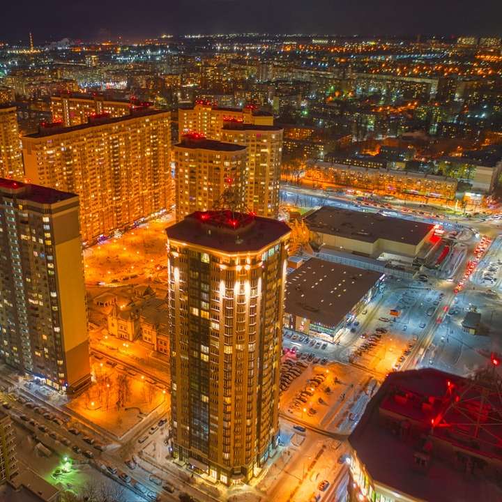 Luftaufnahme von Stadtgebäuden während der Nachtzeit Online-Puzzle
