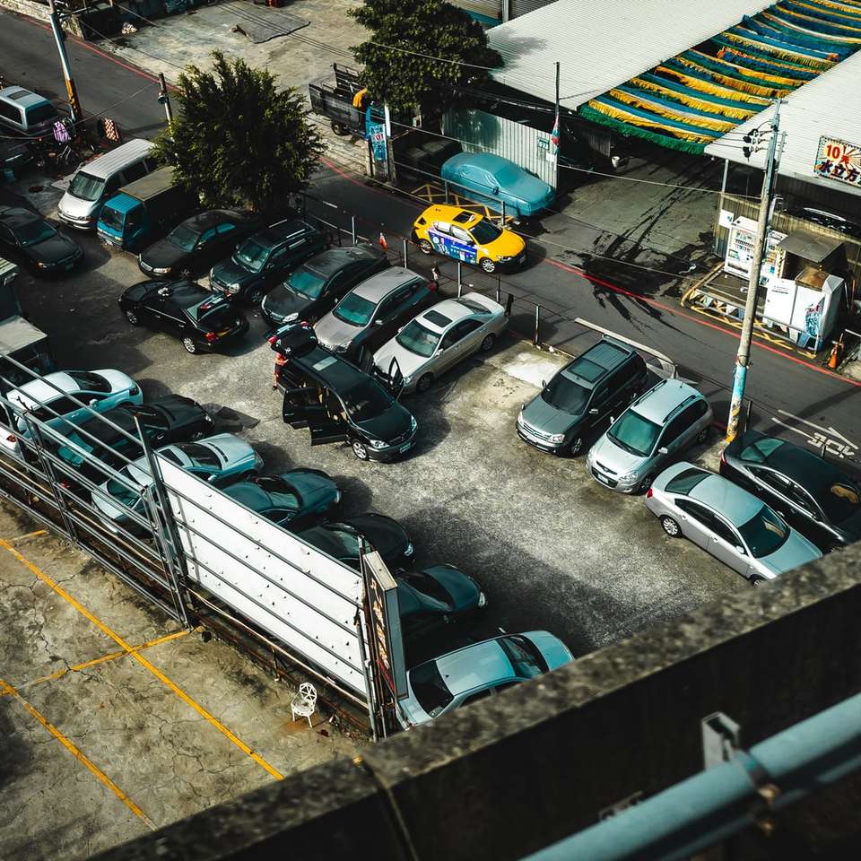Autos, die tagsüber auf dem Parkplatz geparkt sind Online-Puzzle