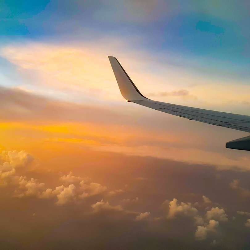 fehér repülőgép szárnya fehér felhők alatt nappal online puzzle