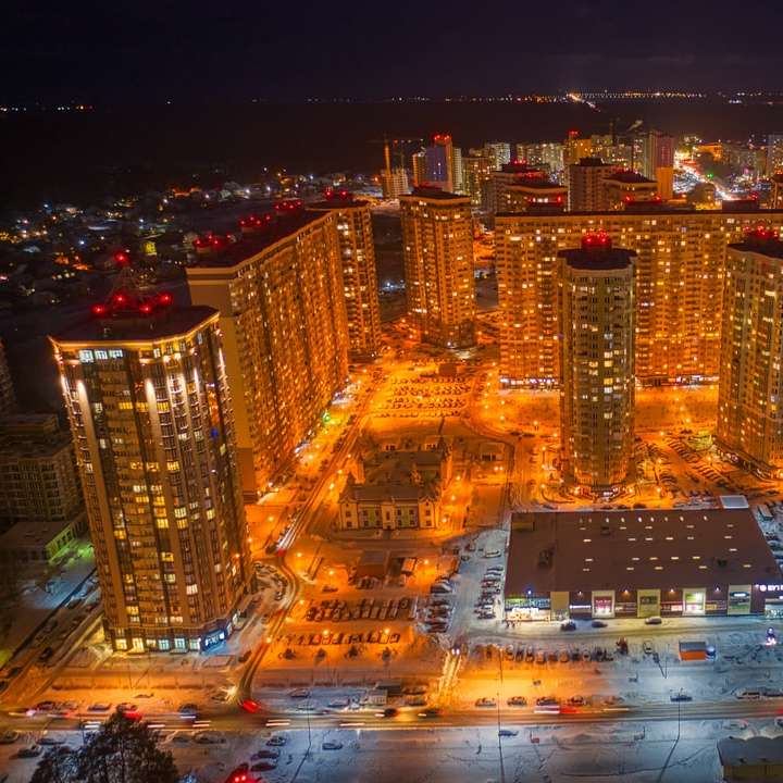 Flygfoto över stadsbyggnader under natten glidande pussel online