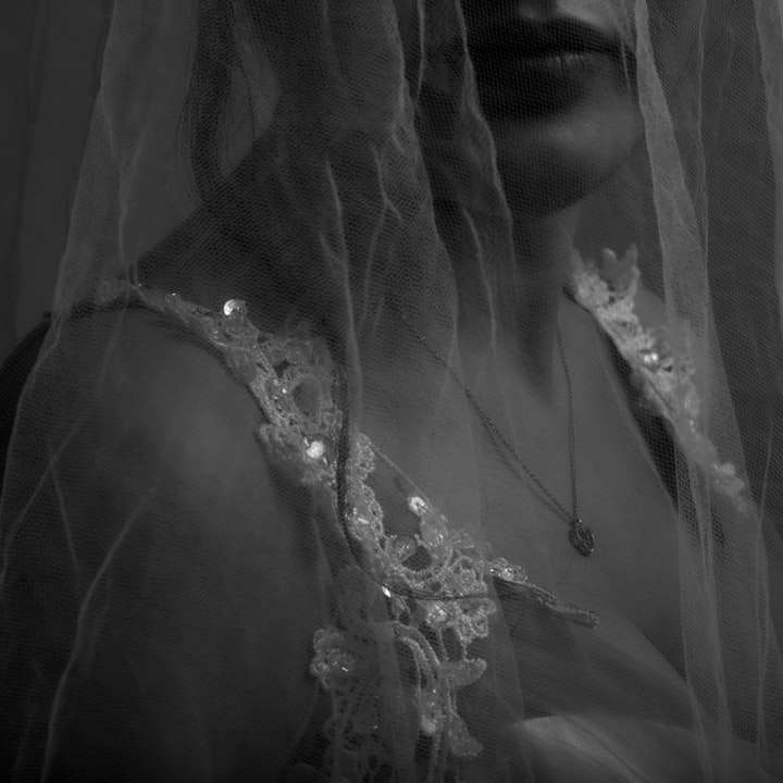 Фотография женщины в белом свадебном платье в оттенках серого раздвижная головоломка онлайн