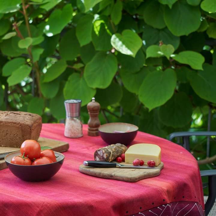 нарезанный хлеб на красной керамической тарелке рядом с нарезанным хлебом раздвижная головоломка онлайн