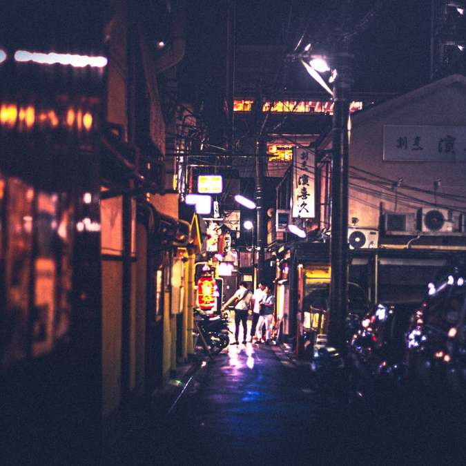 pessoas andando na rua durante a noite puzzle deslizante online