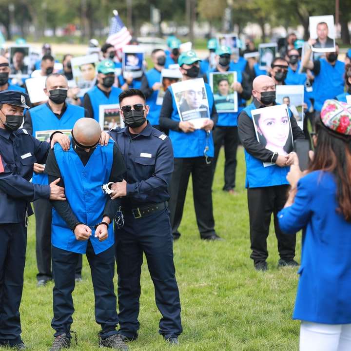 grupp människor i blå och svart uniform Pussel online