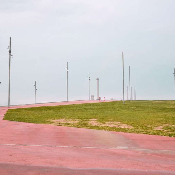бели метални стълбове върху кафяво поле под бяло небе плъзгащ се пъзел онлайн