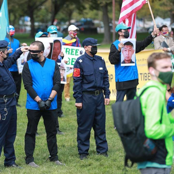 grupo de homens de uniforme azul em pé no campo de grama verde puzzle online