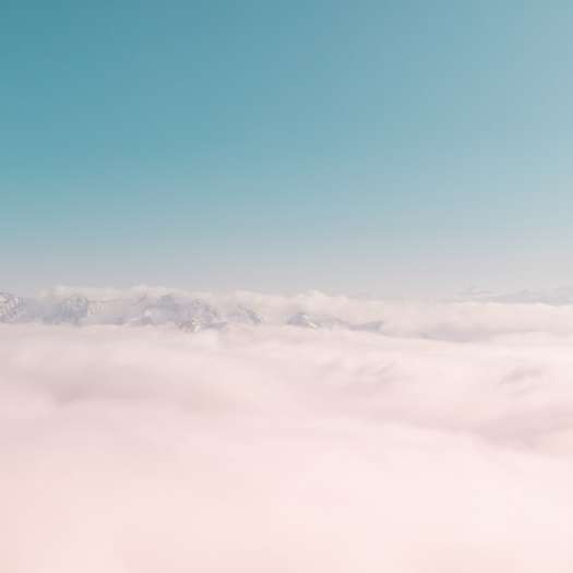 munte acoperit de zăpadă sub cer albastru în timpul zilei puzzle online
