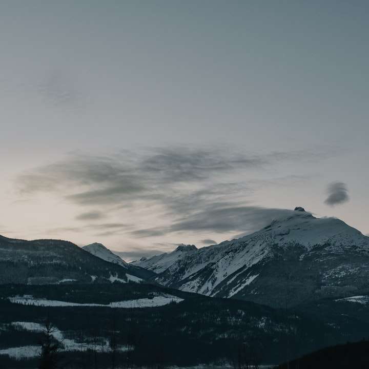 zasněžená hora pod zamračenou oblohou během dne online puzzle