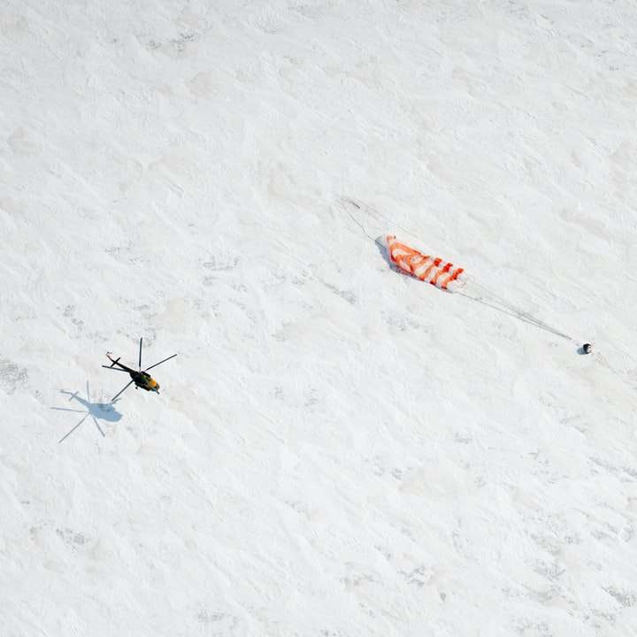 Fallschirm vom Sojus-Raumschiff landet auf Schnee Schiebepuzzle online