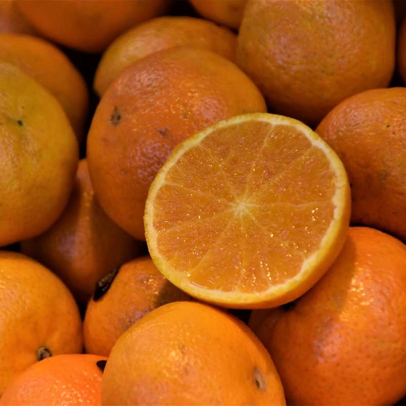 orange frukter på brunt träbord Pussel online