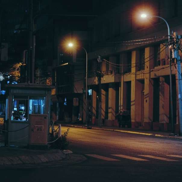 ασπρόμαυρο λεωφορείο στο δρόμο κατά τη διάρκεια της νύχτας online παζλ