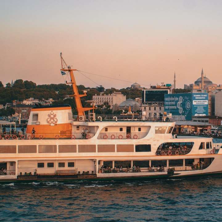 Barco blanco y marrón en el mar durante el día puzzle deslizante online