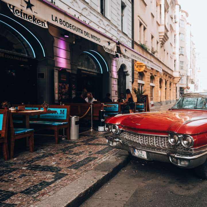 röd bil på gatan under dagtid Pussel online