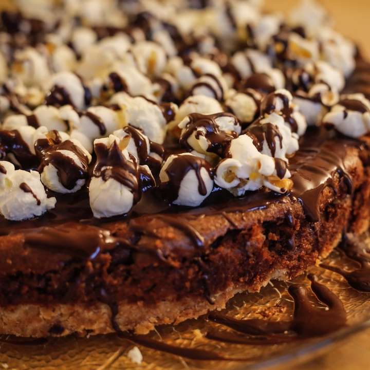 ciasto czekoladowe z białym lukrem na wierzchu puzzle przesuwne online