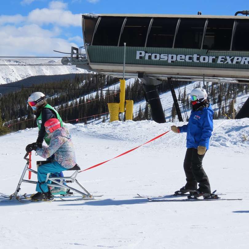2 osoby jeżdżą na nartach po zaśnieżonym terenie puzzle przesuwne online