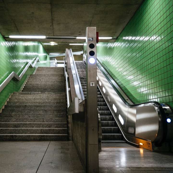 Escaleras de hormigón gris con barandas de metal verde rompecabezas en línea