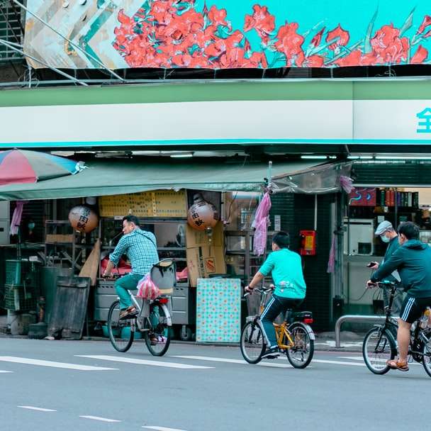 Mann im blauen Hemd, das Fahrrad auf der Straße während des Tages reitet Online-Puzzle