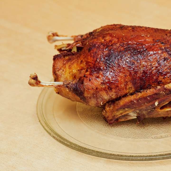 pečené kuře na bílém keramickém talíři online puzzle