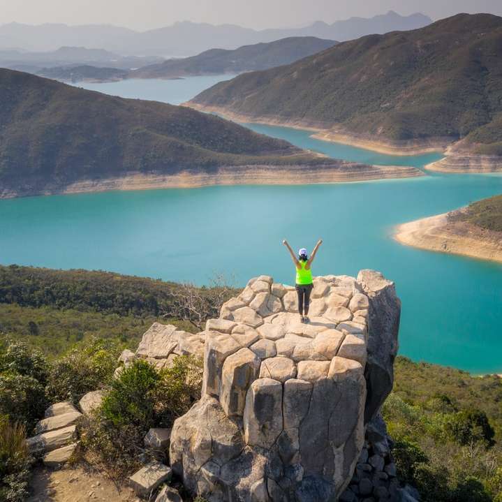 szürke sziklás hegy, kék tó mellett, nappal online puzzle