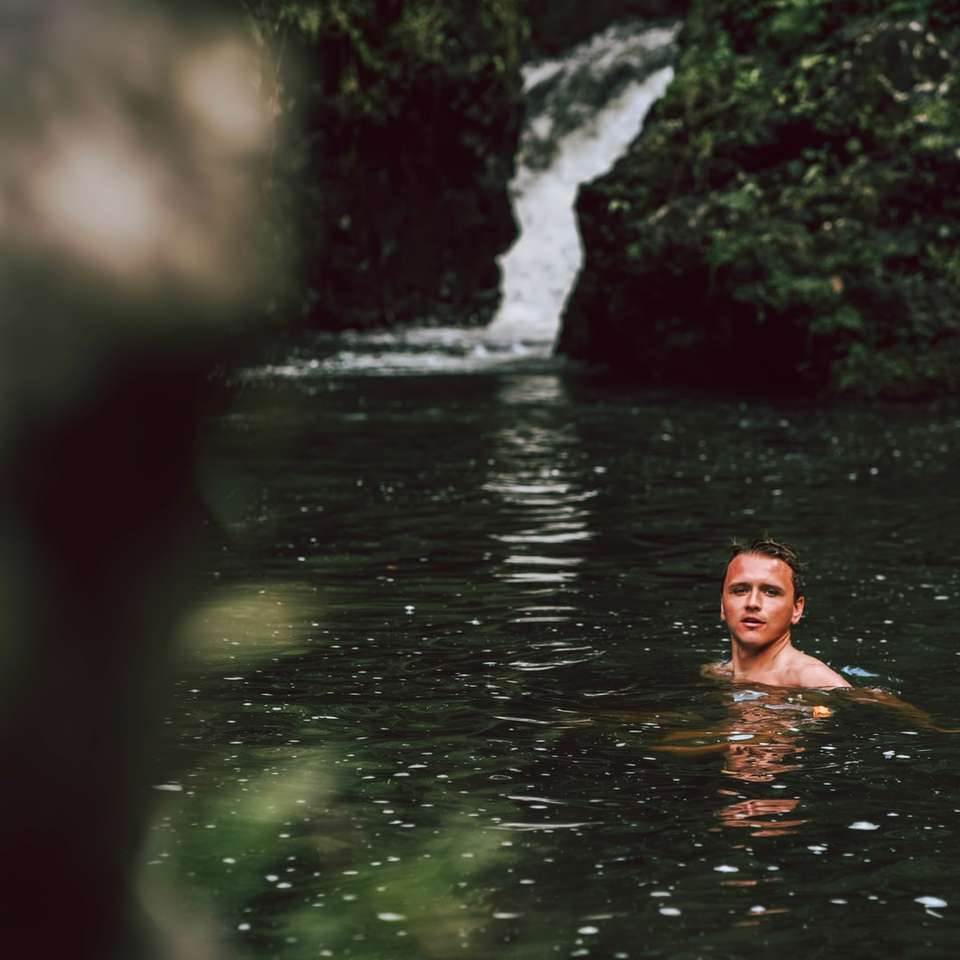 kvinna i vatten i närbildfotografering glidande pussel online