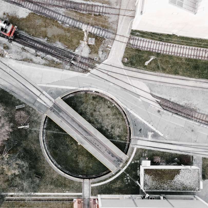 widok z lotu ptaka samochodów na drogach w ciągu dnia puzzle przesuwne online