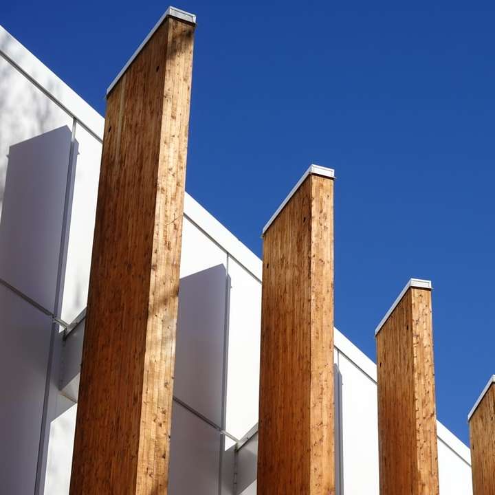 witte houten hek onder blauwe hemel overdag schuifpuzzel online