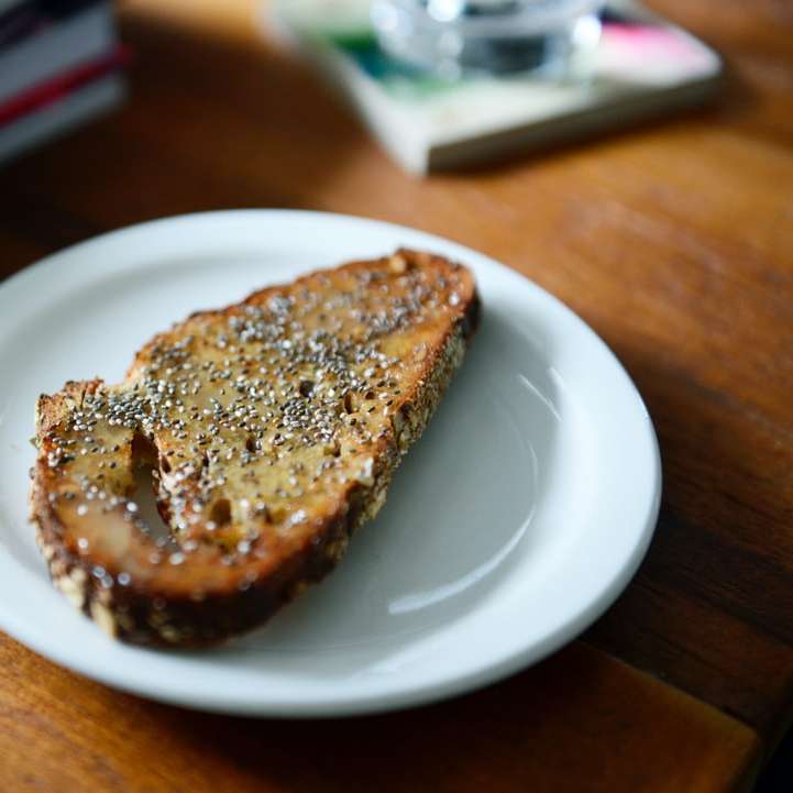 barna kenyér fehér kerámia tányérra online puzzle