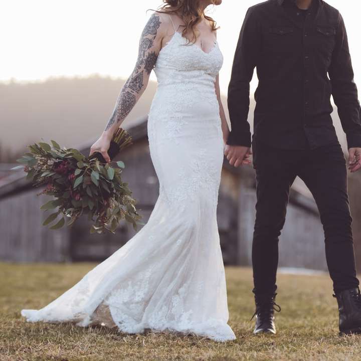 žena v bílých svatebních šatech stojící vedle muže online puzzle
