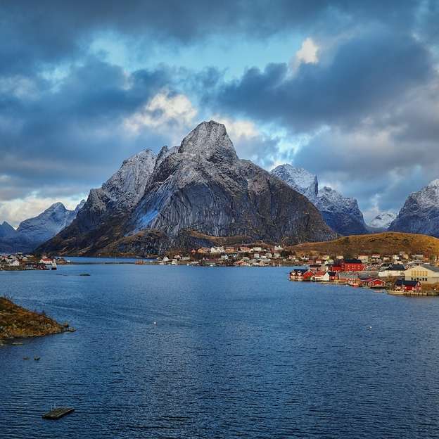 bílé a hnědé hory poblíž vodní plochy pod modrou oblohou online puzzle