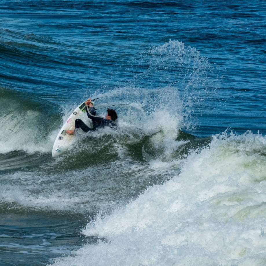 昼間に海の波でサーフィンする男 スライディングパズル・オンライン