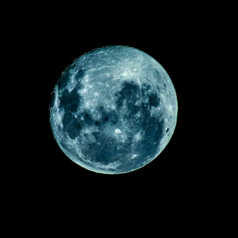 blå måne i mörk natthimmel Pussel online