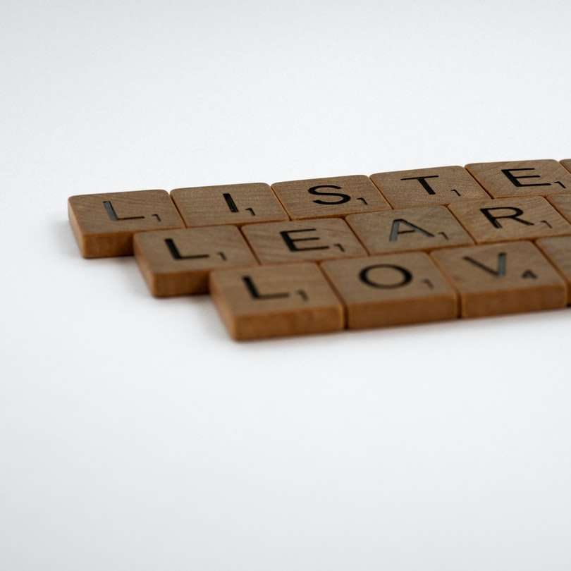 brązowe drewniane klocki na białej powierzchni puzzle przesuwne online