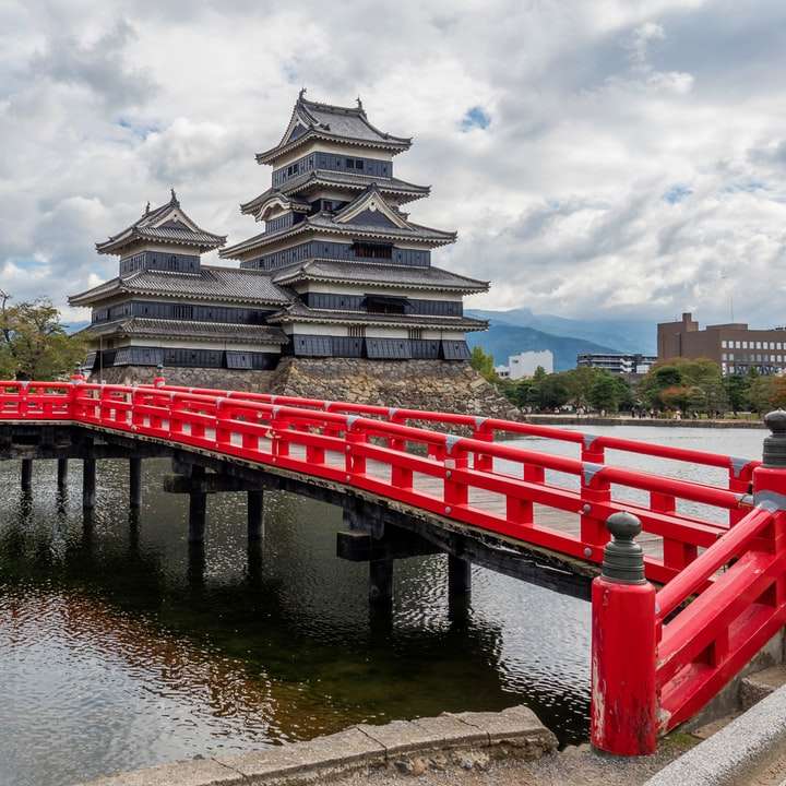 červený a bílý dřevěný most přes řeku online puzzle