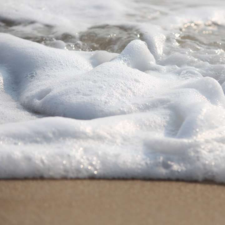 bílý sníh na hnědém písku posuvné puzzle online