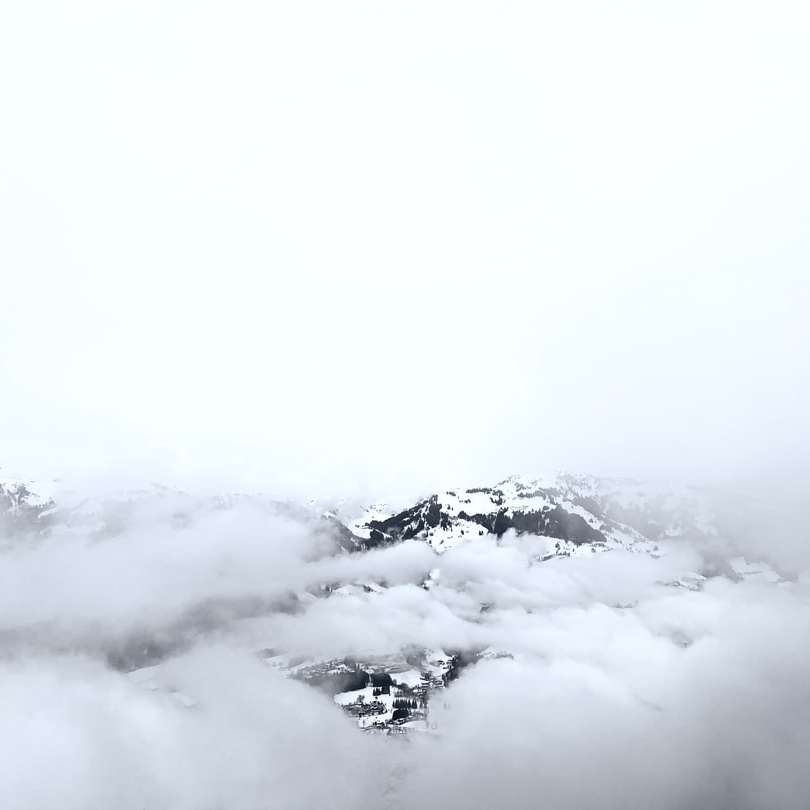 nori albi peste munte acoperit de zăpadă puzzle online