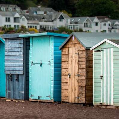 casas de madeira azuis e brancas puzzle deslizante online