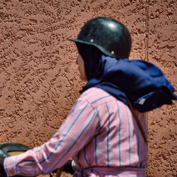 mężczyzna w czarno-niebieskiej kurtce i czarnym kasku jeździeckim puzzle przesuwne online